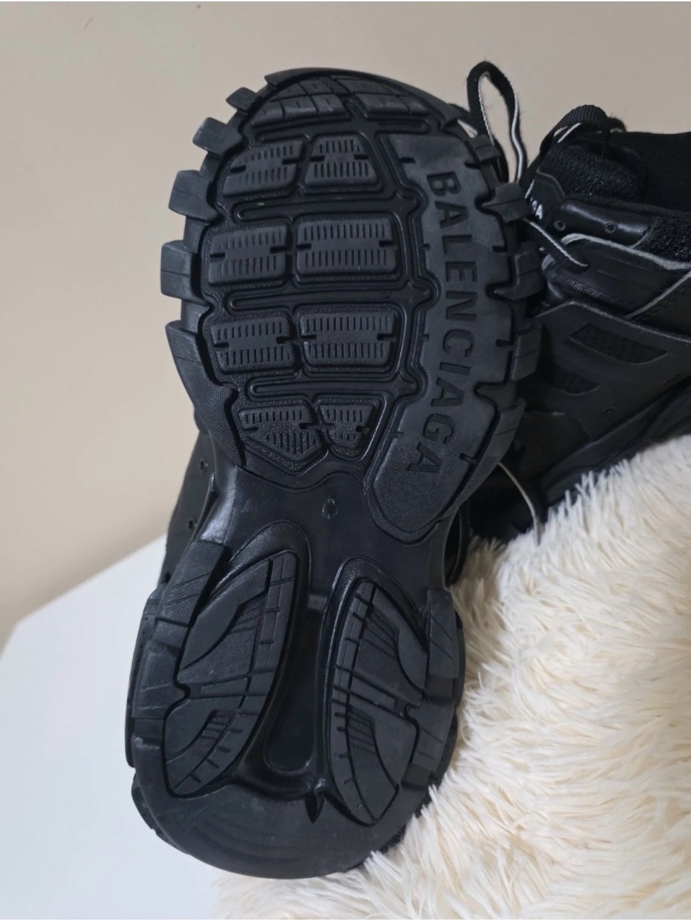 Men's All-Black Track-Style Sneakers - Picture 4 of 5